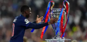 Ousmane Dembélé soutenu par Karl Toko-Ekambi