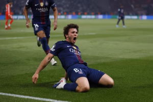 Joao Neves qui donne les devants au PSG d'une tête exceptionnelle