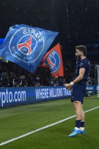 Kvara qui inscrit son doublé pour faire 4-2 Paris