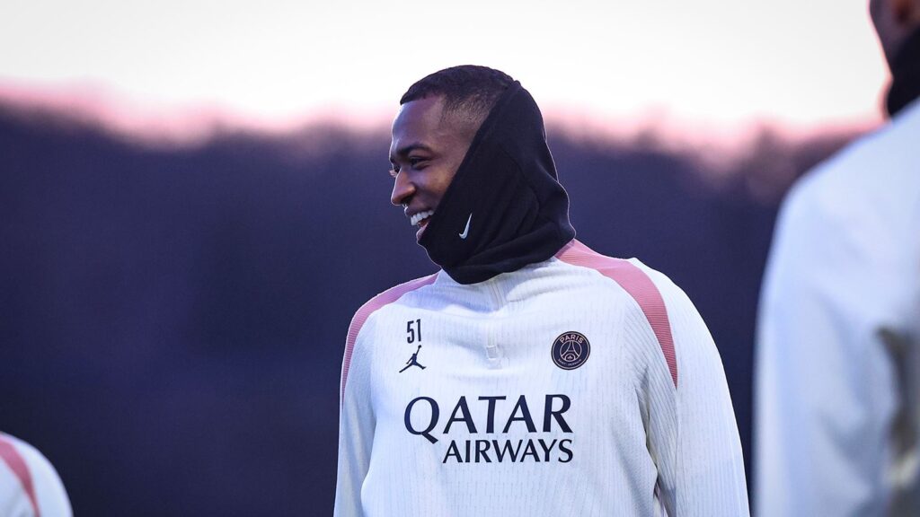 Willian Pacho à l'entraînement avec le Paris Saint-Germain