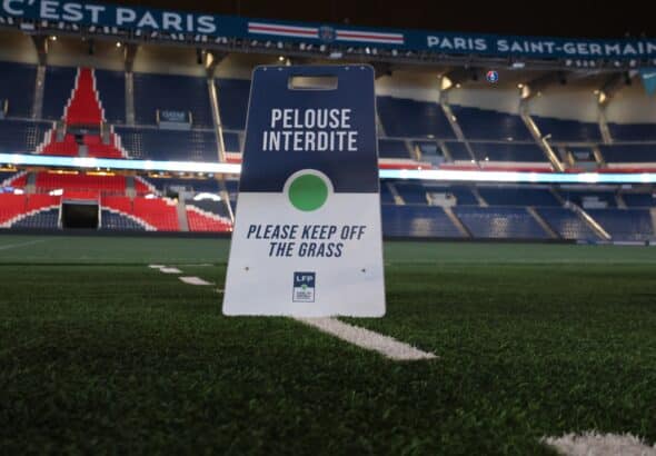 Durant un été caniculaire, la pelouse du Parc des Princes a été mise à rude épreuve