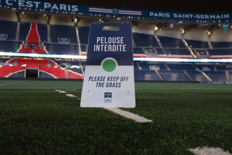Durant un été caniculaire, la pelouse du Parc des Princes a été mise à rude épreuve