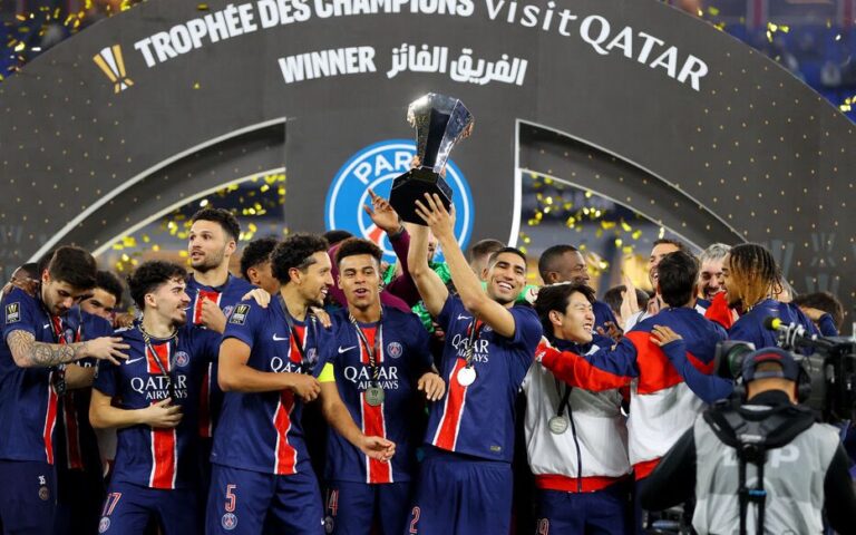 Achraf Hakimi soulevant le Trophée des Champions