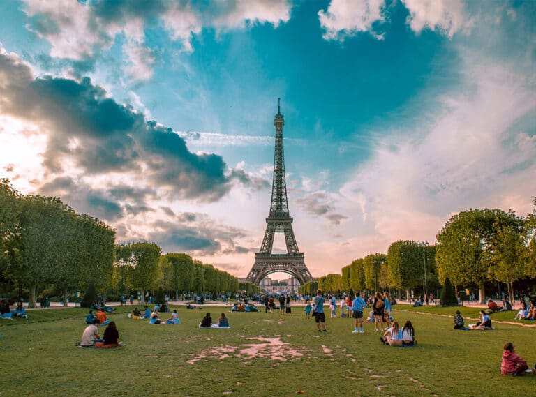 La Tour Eiffel aux couleurs du PSG pour la finale de la Ligue des Champions