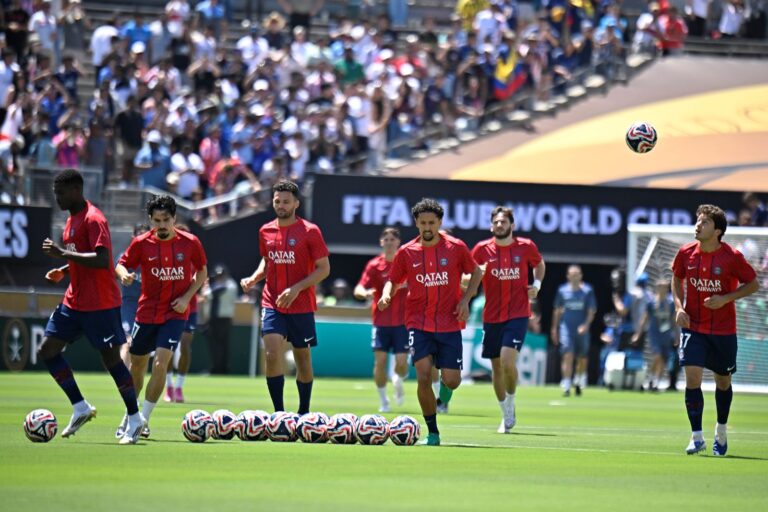 Marquinhos lance les consignes avant la rencontre