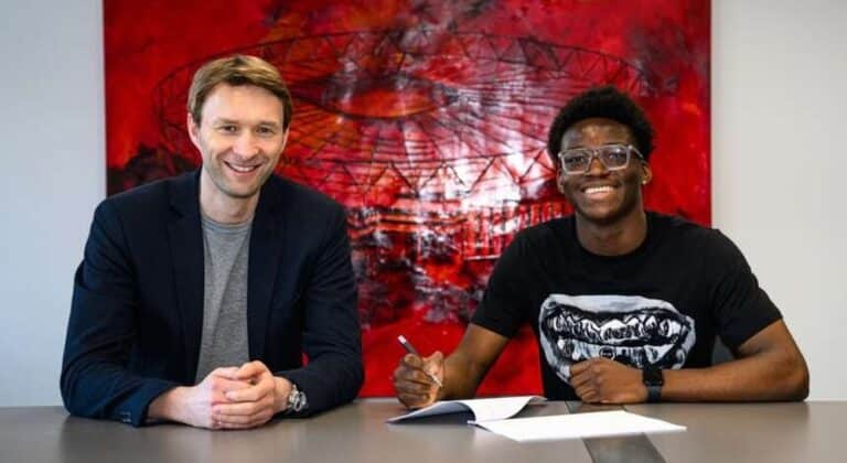 Axel Tape signe au Bayer Leverkusen