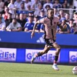 Bradley Barcola contre le défenseur Strasbourgeois