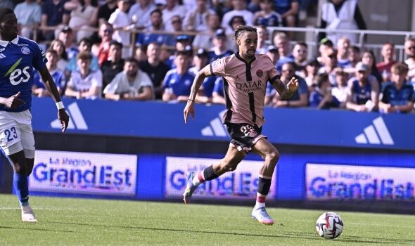 Bradley Barcola contre le défenseur Strasbourgeois