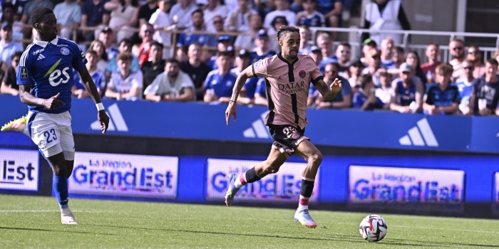 Bradley Barcola contre le défenseur Strasbourgeois