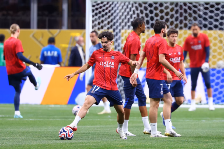 Vitinha en course pour le ballon avant PSG VS Inter mIAMI