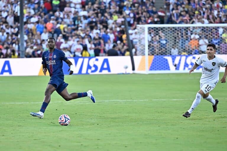 Willian Pacho face à Botafogo