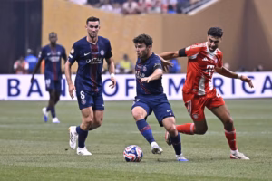 Joao Neves une nouvelle fois qui sort vainqueur d'un duel ici sur le joueur du Bayern