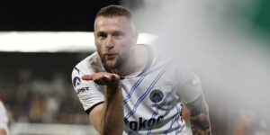 Milan Skriniar avec le Fenerbahce ci-dessus