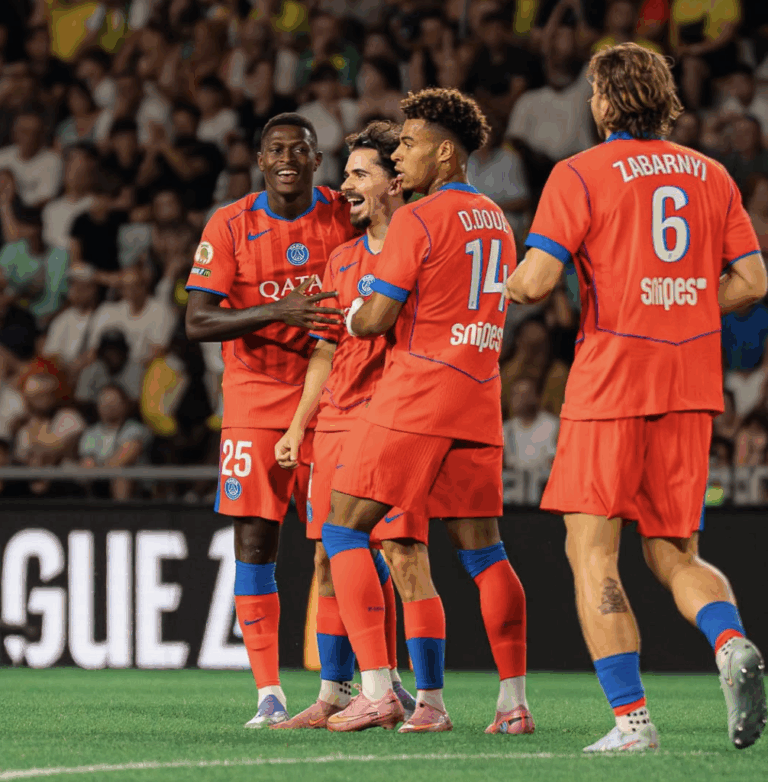 La joie des Parisiens après le but de Vitinha