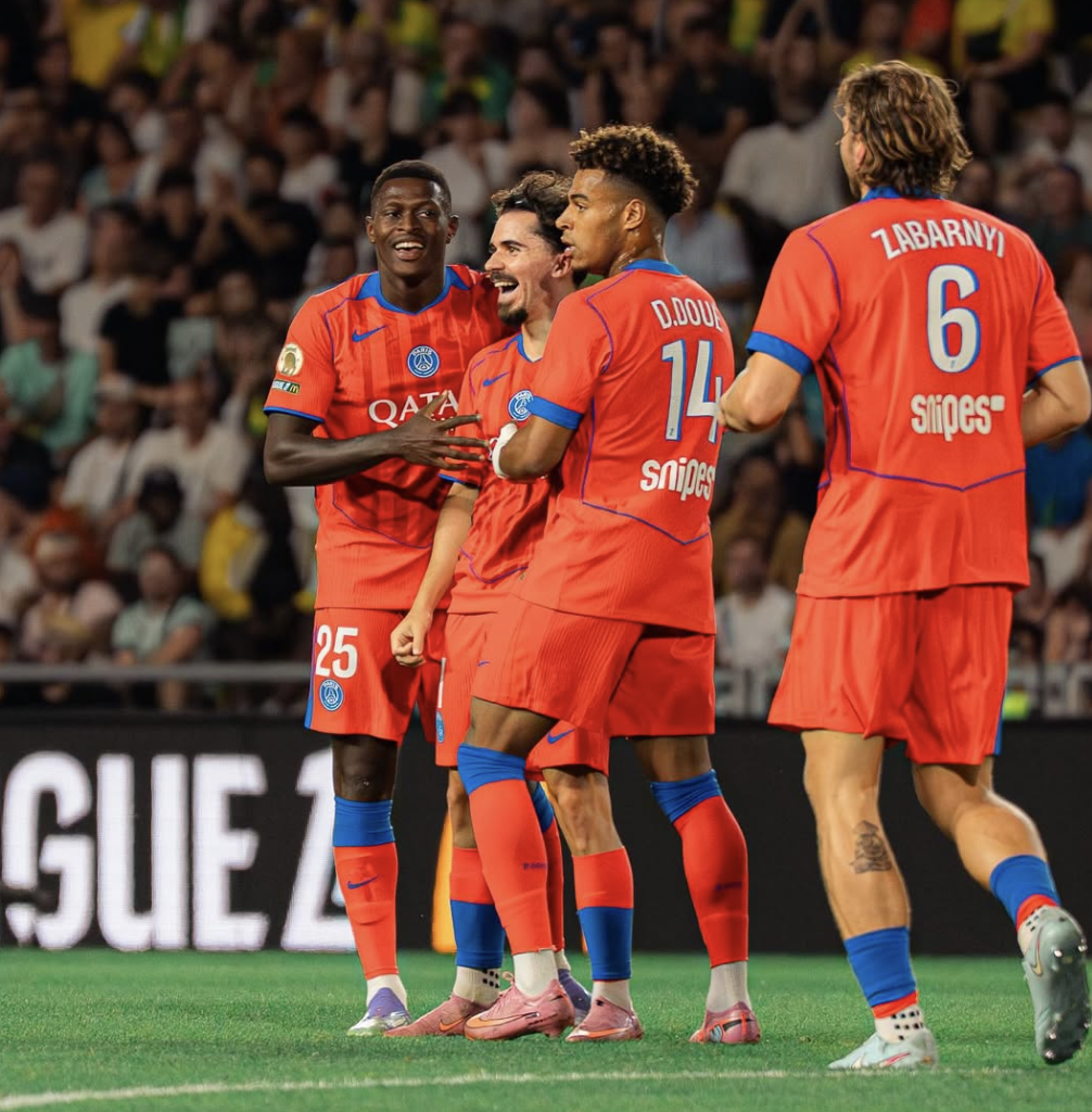 La joie des Parisiens après le but de Vitinha