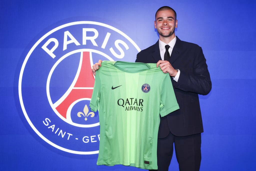 Le PSG officialise Lucas Chevalier pour 55 M€.