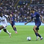 Bradley Barcola face à Kevin Danso lors de ce PSG - Tottenham en finale de Supercoupe d’Europe