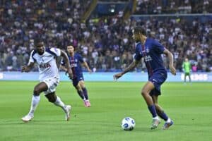 Bradley Barcola face à Kevin Danso lors de ce PSG - Tottenham en finale de Supercoupe d’Europe
