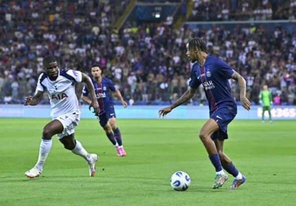 Bradley Barcola face à Kevin Danso lors de ce PSG - Tottenham en finale de Supercoupe d’Europe