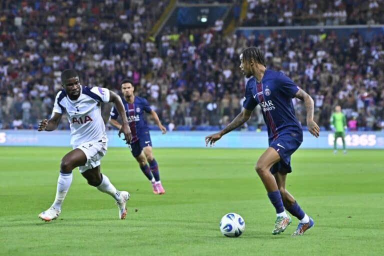 Bradley Barcola face à Kevin Danso lors de ce PSG - Tottenham en finale de Supercoupe d’Europe