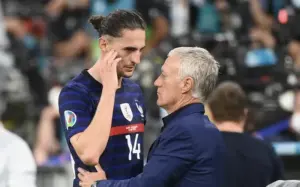 Adrien Rabiot (à gauche) et Didier Deschamps ont été hués par le public du Parc des Princes à l'occasion de France-Islande (2-1).