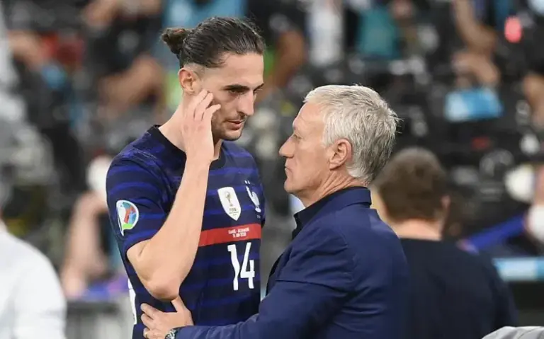 Adrien Rabiot (à gauche) et Didier Deschamps ont été hués par le public du Parc des Princes à l'occasion de France-Islande (2-1).