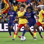 La joueuse parisienne ici au duel aveec deux joueuses Lensoises