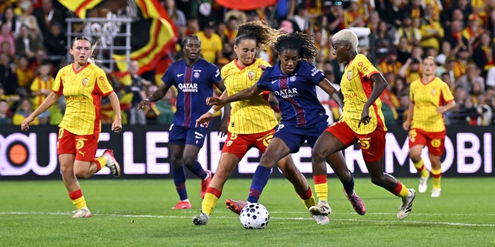 La joueuse parisienne ici au duel aveec deux joueuses Lensoises