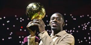 Ousmane Dembélé a présenté son Ballon d'Or au Parc des Princes