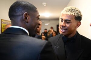 Ousmane Dembélé et Lamine Yamal s'enlaçant à la cerémonie du Ballon d'Or