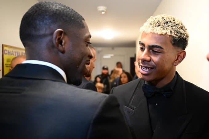 Ousmane Dembélé et Lamine Yamal s'enlaçant à la cerémonie du Ballon d'Or