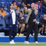 Luis Enrique et son adjoint Rafa Pol (à gauche) distribuent leurs consignes face au RC Lens.