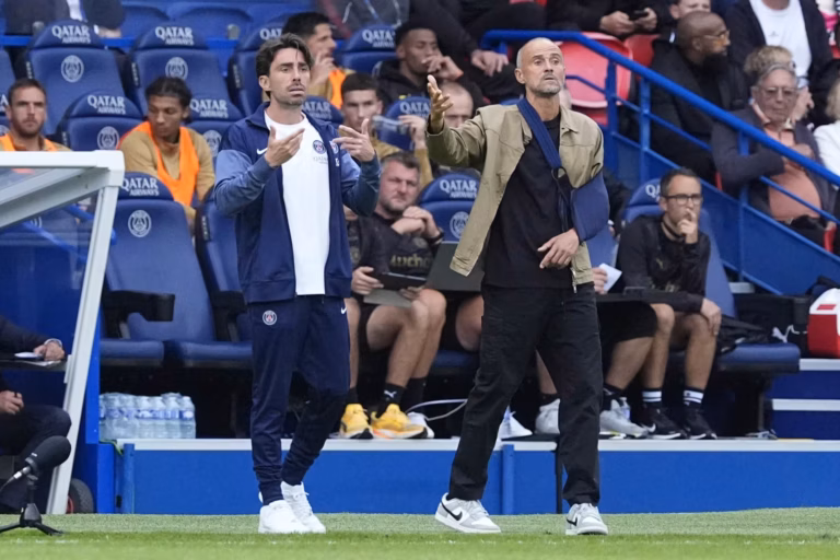 Luis Enrique et son adjoint Rafa Pol (à gauche) distribuent leurs consignes face au RC Lens.