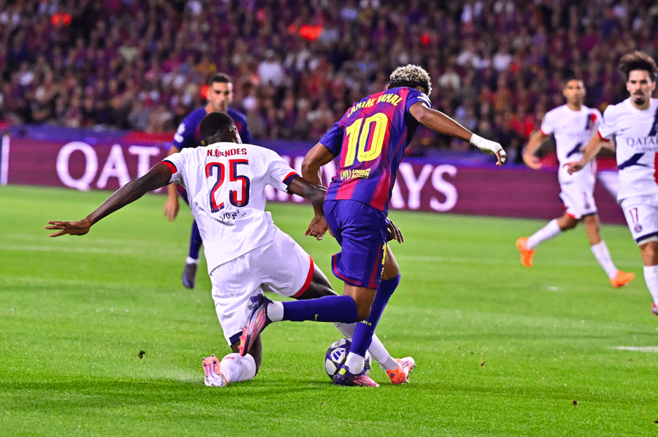Nuno Mendes face à Lamine Yamal lors de Barça - PSG comptant pour la deuxième journée de Ligue des Champions