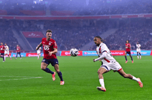 Bradley Barcola face à Thomas Meunier.