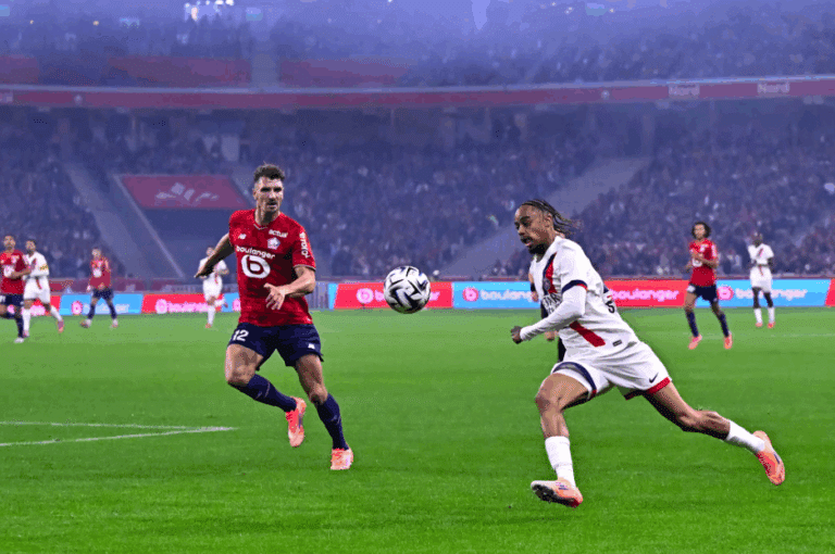Bradley Barcola face à Thomas Meunier.