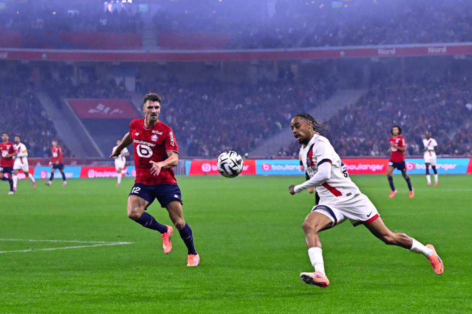 Bradley Barcola face à Thomas Meunier.
