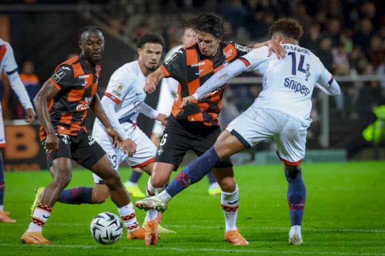 Désiré Doué (PSG) au duel avec Laurent Abergel (Lorient)
