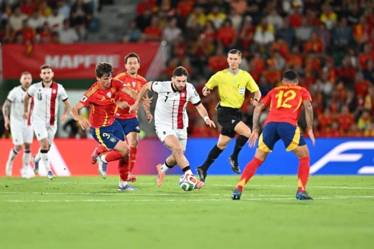 Khvicha Kvaratskhelia a été étouffé par la Roja.