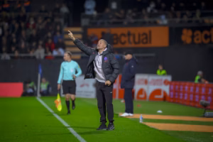 Luis Enrique distribue ses consignes face à Lorient (1-1).