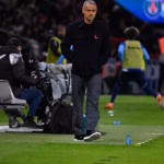Luis Enrique a salué ses joueurs après le nul arraché face à Strasbourg (3-3).