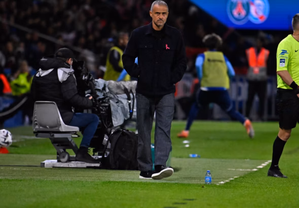 Luis Enrique a salué ses joueurs après le nul arraché face à Strasbourg (3-3).