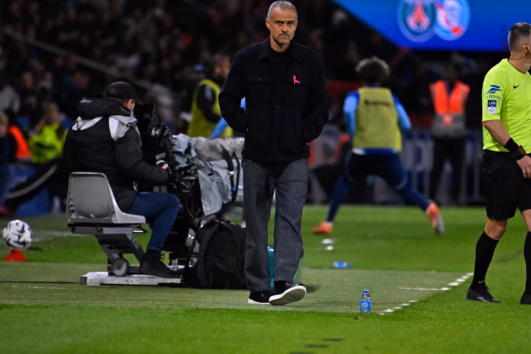 Luis Enrique a salué ses joueurs après le nul arraché face à Strasbourg (3-3).