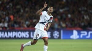 Senny Mayulu buteur vs Barcelone
