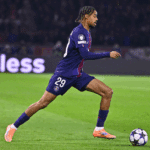 Bradley Barcola balle aux pieds face au Bayern Munich