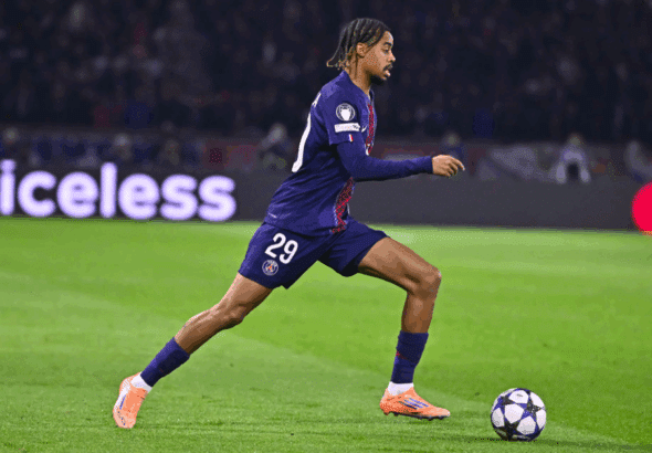 Bradley Barcola balle aux pieds face au Bayern Munich