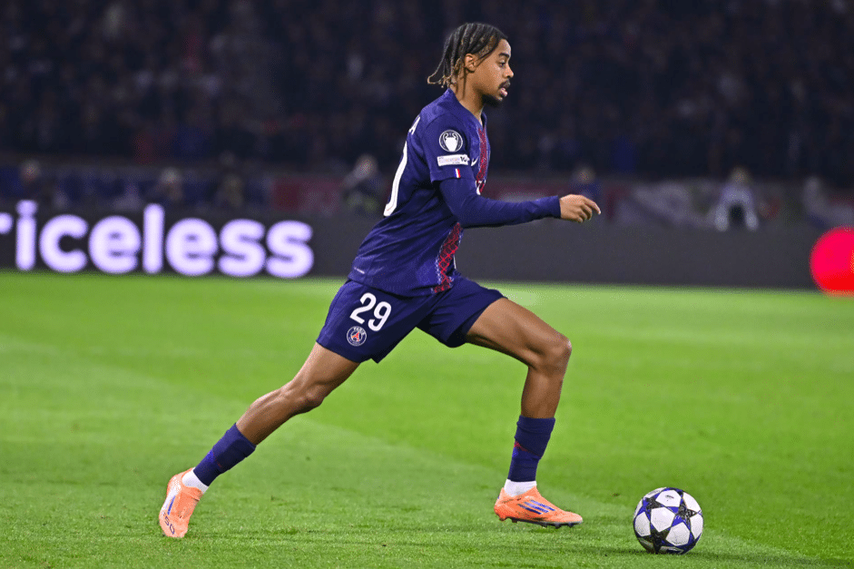 Bradley Barcola balle aux pieds face au Bayern Munich