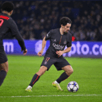 Vitinha balle au pied lors du match PSG – Tottenham, maîtrisant le milieu de terrain et initiant une action offensive parisienne.