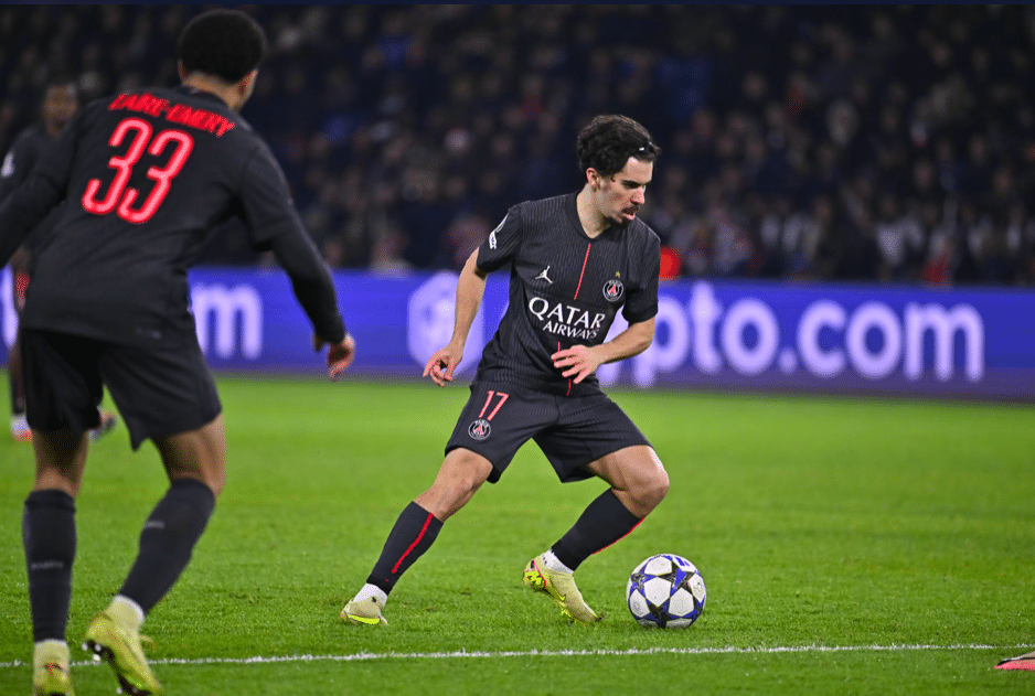 Vitinha balle au pied lors du match PSG – Tottenham, maîtrisant le milieu de terrain et initiant une action offensive parisienne.