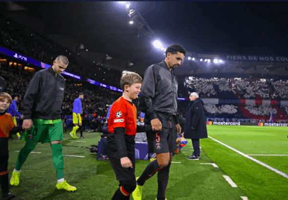 Marquinhos, figure incontournable du PSG, lors de son 500ᵉ match en Rouge et Bleu